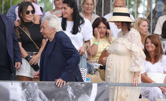 Semi-exclusif - Michel Sardou, Kym Thiriot enceinte - Michel Sardou rend hommage à son père en famille lors du premier trophée de pétanque "Fernand Sardou" à Bormes-les-Mimosas le 29 mai 2026. Le célèbre chanteur est venu en famille avec sa femme, son fils Romain avec son fils de deux ans et demi et de sa compagne enceinte de son deuxième enfant.
La première édition du Trophée Fernand Sardou est organisée du 29 au 31 mai au coeur du village de Bormes les Mimosas. Une initiative portée par Michel et son fils Romain, pour rendre hommage à leur illustre parent Fernand Sardou au travers d'un tournoi de pétanque.
En lien avec la municipalité et l'Amicale Bouliste Borméenne (ABB), un premier Trophée Fernand Sardou sera organisé avec deux grands temps forts : Le vendredi, dès 18h, un tournoi d'exhibition sera proposé et verra s'affronter 16 triplettes. Puis un concours fédéral à pétanque sera organisé le weekend et ouvert à tous les amateurs. 128 équipes seront réparties sur les sites les plus emblématiques du village, à savoir au boulodrome de la place Saint-François, mais aussi au parc Cigalou, sur le site du château et à l'ancien stade. © Franz Chavaroche/Bestimage