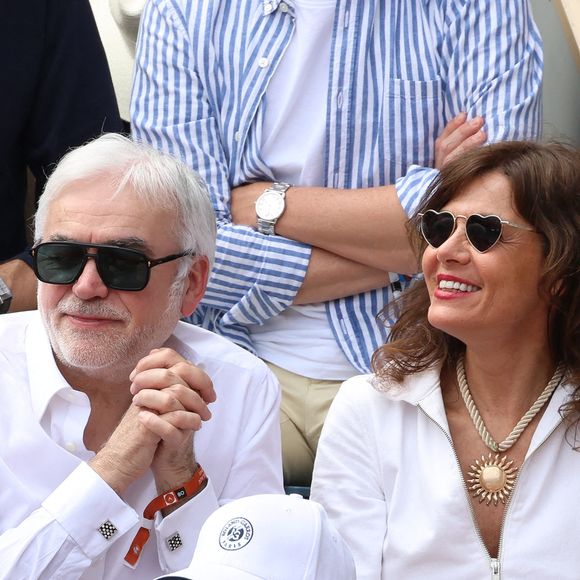 Deux destins professionnels qui s'entrecroisent sur fond d'une belle histoire amoureuse.

Pascal Praud, Catherine Bancarel dans les gradins des Internationaux de France 2024 à Roland Garros le 08 juin 2024 à Paris, France. Photo de Nasser Berzane/ABACAPRESS.COM