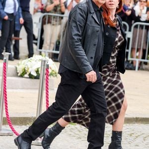 Julien Clerc et sa compagne Hélène Grémillon - Sortie des obsèques de l'auteure-compositrice-interprète et actrice française Françoise Hardy au crématorium du cimetière du Père-Lachaise à Paris, France, le 20 juin 2024. © Jacovides-Moreau/Bestimage