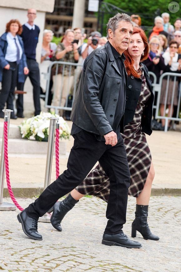 Julien Clerc et sa compagne Hélène Grémillon - Sortie des obsèques de l'auteure-compositrice-interprète et actrice française Françoise Hardy au crématorium du cimetière du Père-Lachaise à Paris, France, le 20 juin 2024. © Jacovides-Moreau/Bestimage