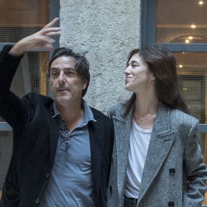 Yvan Attal et sa compagne Charlotte Gainsbourg lors d'une rencontre presse à Lyon, France, le 30 septembre 2019. © Sandrine Thesillat/Panoramic/Bestimage