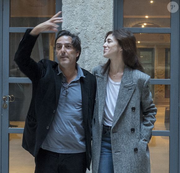 Yvan Attal et sa compagne Charlotte Gainsbourg lors d'une rencontre presse à Lyon, France, le 30 septembre 2019. © Sandrine Thesillat/Panoramic/Bestimage