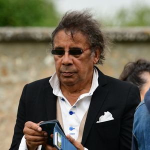 Finalement, un avocat a permis de résoudre l’affaire, non sans laisser au chanteur le souvenir d’un long imbroglio juridique.

Laurent Voulzy aux Obsèques de Pascal Danel au cimetière de Bazoches-sur-le-Betez, le 31 juillet 2024.

© Romain Doucelin / Bestimage