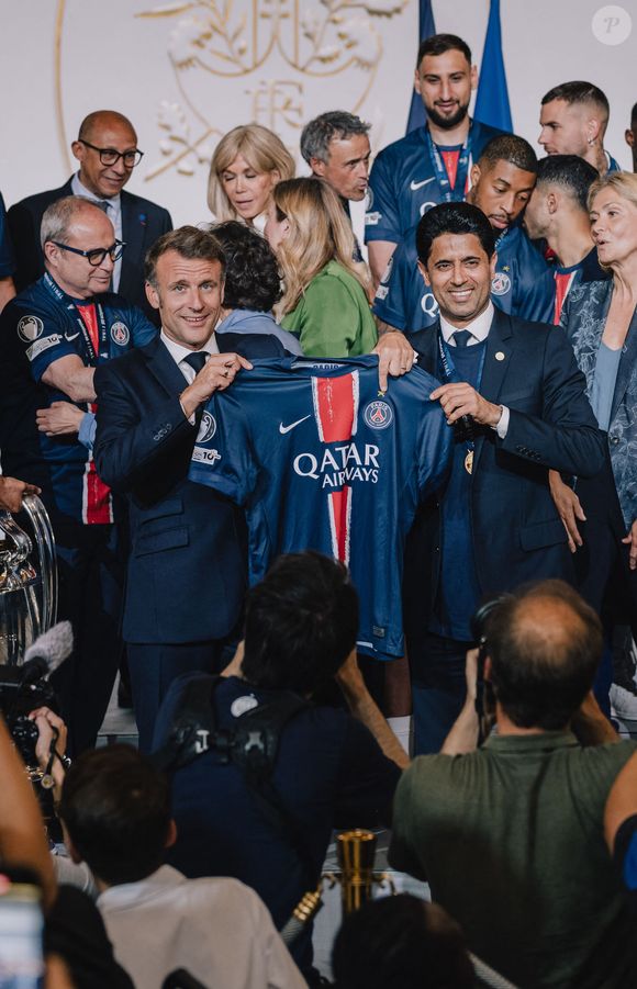 Emmanuel Macron (président de la République Française), Nasser al-Khelaïfi, président du PSG - Emmanuel Macron, président de la République Française, reçoit les joueurs du PSG à l'Elysée après leur victoire historique (5-0) en finale de la Ligue Des Champions 2025. Paris, le 1er juin 2025.
© Mathilde Mazars / Pool / Bestimage