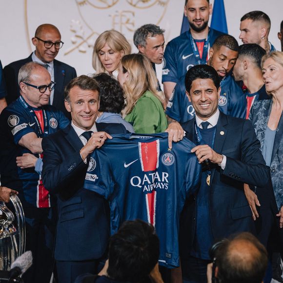 Emmanuel Macron (président de la République Française), Nasser al-Khelaïfi, président du PSG - Emmanuel Macron, président de la République Française, reçoit les joueurs du PSG à l'Elysée après leur victoire historique (5-0) en finale de la Ligue Des Champions 2025. Paris, le 1er juin 2025.
© Mathilde Mazars / Pool / Bestimage