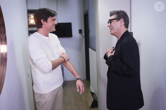 Exclusif - Alain-Fabien Delon avec Marc Lavoine en backstage de de l'émission "C à Vous" à Paris, France, le 18 octobre 2024. © Cyril Moreau/Bestimage