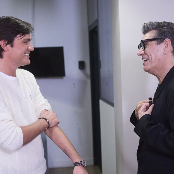 Exclusif - Alain-Fabien Delon avec Marc Lavoine en backstage de de l'émission "C à Vous" à Paris, France, le 18 octobre 2024. © Cyril Moreau/Bestimage