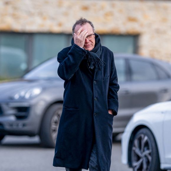 Julien Lepers aux obsèques du chanteur Herbert Léonard au crématorium de Saint-Fargeau-Ponthierry, France, le 12 mars 2025. © Bestimage