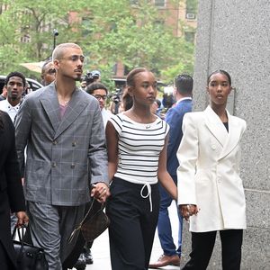 13 mai 2025, New York, New York, USA : 13 mai 2025 - New York, NY, USA - Jessie, King et Justin Combs,(G à D) vus derrière Quincy Brown, Chance Combs et D'Lila Combs, parmi d'autres membres de la famille et d'anciens partenaires arrivant au tribunal fédéral dans le bas de Manhattan pour assister au procès de Sean Diddy Combs - P Diddy.