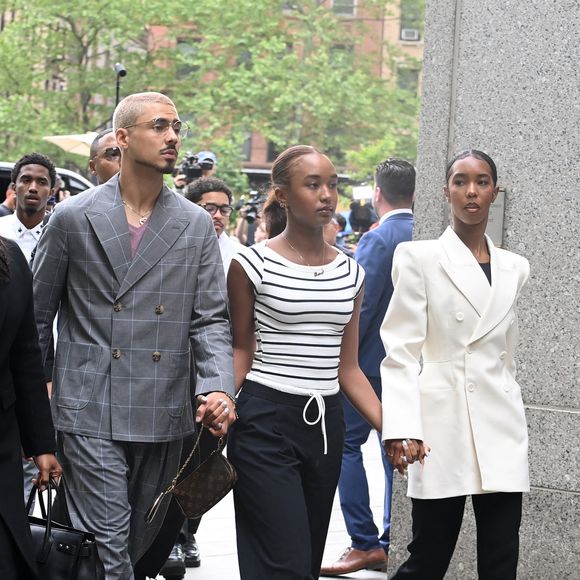 13 mai 2025, New York, New York, USA : 13 mai 2025 - New York, NY, USA - Jessie, King et Justin Combs,(G à D) vus derrière Quincy Brown, Chance Combs et D'Lila Combs, parmi d'autres membres de la famille et d'anciens partenaires arrivant au tribunal fédéral dans le bas de Manhattan pour assister au procès de Sean Diddy Combs - P Diddy.