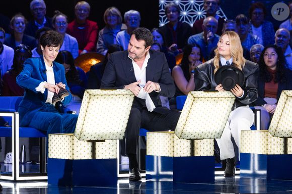 Exclusif - Marie Claude Pietragalla, Arnaud Ducret, Santa lors de l'enregistrement de l'émission "La Boîte à secrets", présentée par Faustine Bollaert et diffusée le 17 octobre sur France 3, dans les studios du Lendit à Saint-Denis, France, le 23 septembre 2025. © Cyril Moreau/Bestimage
