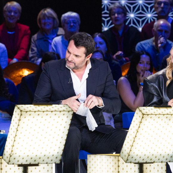Exclusif - Marie Claude Pietragalla, Arnaud Ducret, Santa lors de l'enregistrement de l'émission "La Boîte à secrets", présentée par Faustine Bollaert et diffusée le 17 octobre sur France 3, dans les studios du Lendit à Saint-Denis, France, le 23 septembre 2025. © Cyril Moreau/Bestimage