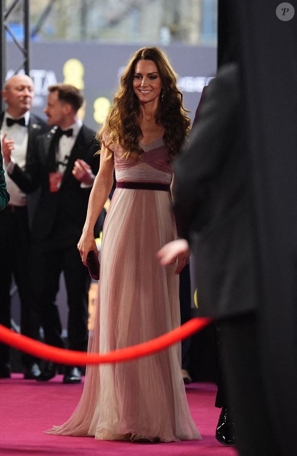 La princesse a recyclé une robe Gucci rose déjà portée en 2019.

Le prince et la princesse de Galles assistant à la 79e cérémonie des British Academy Film Awards, au Royal Festival Hall, Southbank Centre, Londres, Royaume-Uni, le 22 février 2026. Photo par James Manning/PA Wire/ABACAPRESS.COM