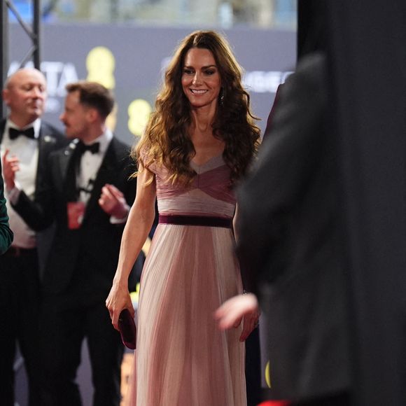 La princesse a recyclé une robe Gucci rose déjà portée en 2019.

Le prince et la princesse de Galles assistant à la 79e cérémonie des British Academy Film Awards, au Royal Festival Hall, Southbank Centre, Londres, Royaume-Uni, le 22 février 2026. Photo par James Manning/PA Wire/ABACAPRESS.COM