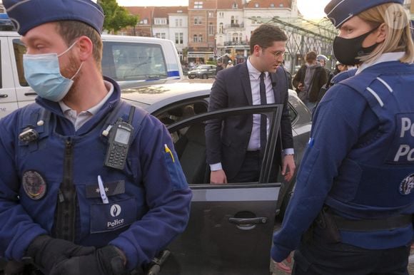 L'illustration montre le Youtuber Loris Giuliano montant dans une voiture entourée de policiers sur la Place Flagey - Flageyplein, à Ixelles-Elsene, alors que des jeunes ont appelé à venir fêter la réouverture des terrasses extérieures des bars et restaurants, samedi 08 mai 2021, à Bruxelles. Les restaurants et bars sont restés fermés pendant près de sept mois en raison de la pandémie de Covid-19 et peuvent rouvrir aujourd'hui leur espace extérieur pour les clients.