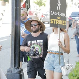Haley Joel Osment est vu le 3 août 2023 en train de tenir un piquet de grève pour soutenir les membres de la Writers Guild of America et de la SAG-AFTRA dans leur lutte pour des salaires et des contrats équitables. 
©STARMAX / BESTIMAGE