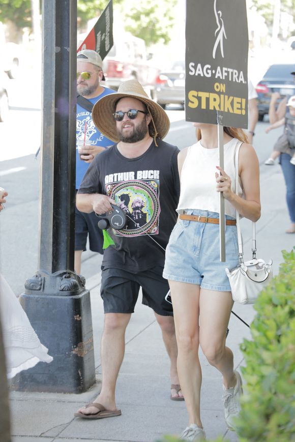 Haley Joel Osment est vu le 3 août 2023 en train de tenir un piquet de grève pour soutenir les membres de la Writers Guild of America et de la SAG-AFTRA dans leur lutte pour des salaires et des contrats équitables. 
©STARMAX / BESTIMAGE