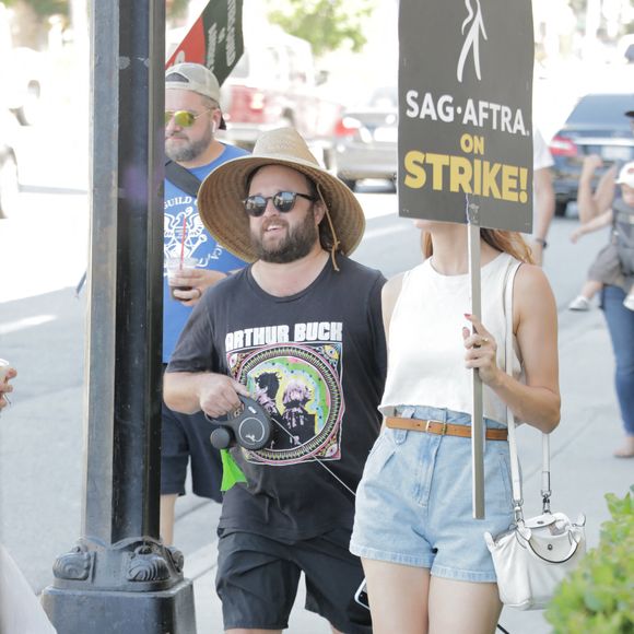 Haley Joel Osment est vu le 3 août 2023 en train de tenir un piquet de grève pour soutenir les membres de la Writers Guild of America et de la SAG-AFTRA dans leur lutte pour des salaires et des contrats équitables. 
©STARMAX / BESTIMAGE