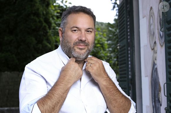 Rendez-vous avec Bruce Toussaint lors de la 5ème édition des écrivains chez Gonzague Saint Bris à Chanceaux-près-Loches le 27 août 2023. © Cédric Perrin / Bestimage
