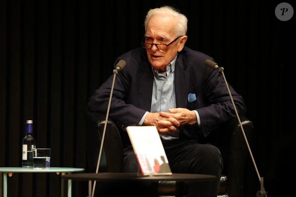 Leur ami est décédé le 4 juin dernier des suites d'un cancer,

Le journaliste, homme de médias, scénariste, réalisateur et écrivain Philippe Labro à la Station Ausone - Librairie Mollat à Bordeaux, le 18 octobre 2024, pour un échange avec ses lecteurs et la présentation de son roman "Deux gimlets sur la 5e Avenue" - Gallimard. © Jean-Marc Lhomer/Bestimage