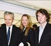 Il a pendant des années été l'homme le plus riche du monde.
Bernard Arnault et deux de ses enfants, Delphine et Antoine Arnault, en 2003, au défilé Louis Vuitton. RINDOFF-BORDE / BESTIMAGE