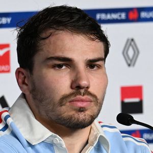 Antoine Dupont en conférence de presse à la veille du match de rugby opposant la France à l'Angleterre lors du tournoi des Six Nations au stade de France à Saint-Denis, le 13 mars 2026.
© Lionel Urman / Bestimage