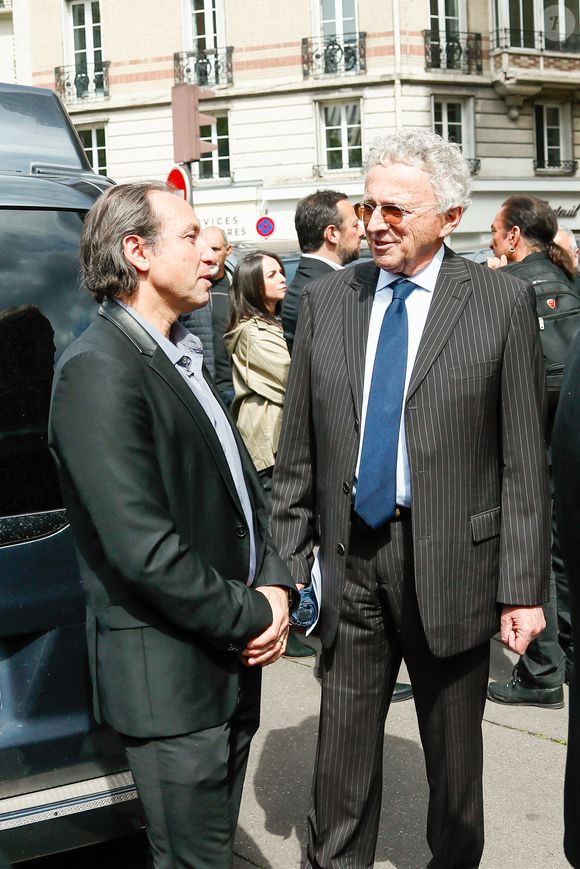 Philippe Candeloro et Nelson Monfort à la sortie des obsèques du producteur Humbert Ibach (Mémé Ibach), figure du disque et de la TV des années 70/90, en l'église Notre Dame d'Auteuil à Paris, France, le 12 mai 2025. © Christophe Clovis/Bestimage