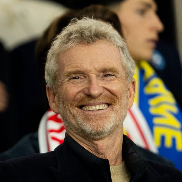 Denis Brogniart est connu comme animateur de "Koh-Lanta".

Denis Brogniart - Célébrités dans les tribunes du match de qualification de la Coupe du monde entre la France contre l'Ukraine au Parc des Princes à Paris. © Cyril Moreau/Bestimage