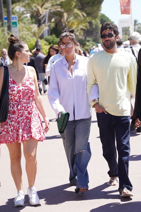 Adèle Exarchopoulos a adopté la mode décontractée de la Riviera en marchant sur la Croisette lors du 79e Festival de Cannes à Cannes, en France.



L'actrice est restée décontractée mais élégante dans une chemise blanche à boutons surdimensionnée associée à un jean déchiré surdimensionné et des sandales, alliant confort et chic discret de jeune fille française.



Sur la photo : Adèle Exarchopoulos