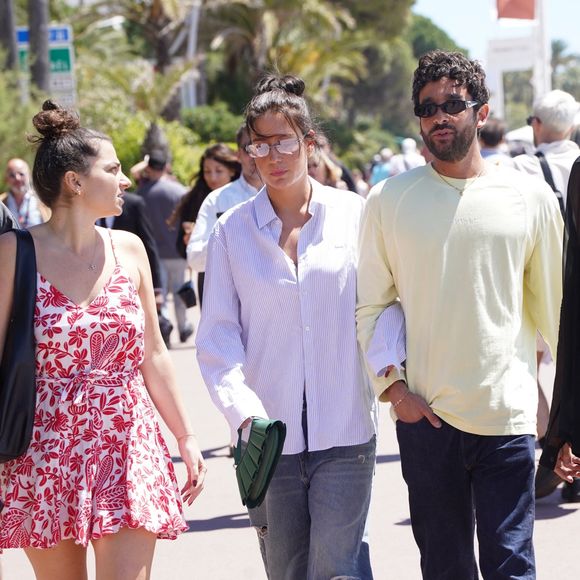 Adèle Exarchopoulos a adopté la mode décontractée de la Riviera en marchant sur la Croisette lors du 79e Festival de Cannes à Cannes, en France.



L'actrice est restée décontractée mais élégante dans une chemise blanche à boutons surdimensionnée associée à un jean déchiré surdimensionné et des sandales, alliant confort et chic discret de jeune fille française.



Sur la photo : Adèle Exarchopoulos