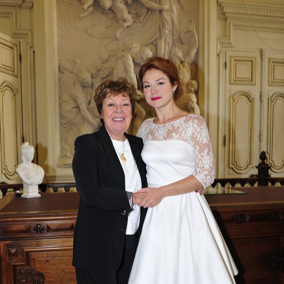 Exclusif - Emilie Dequenne et son amie et agent Danielle Gain - Mariage de Michel Ferracci et Emilie Dequenne à la mairie du 10ème arrondissement, le samedi 11 octobre 2014 à Paris.  
Crédit : Roberto Battistini / Bestimage