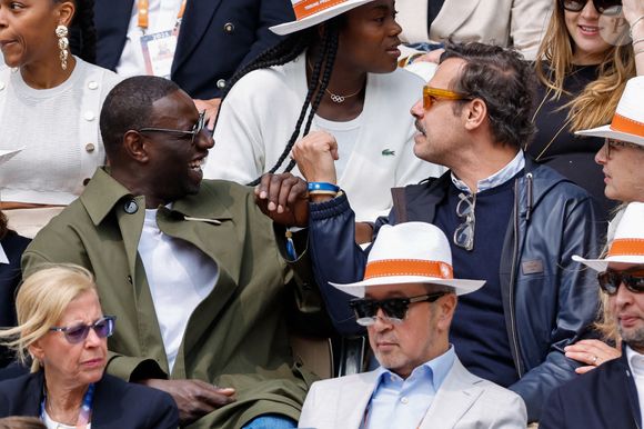 Laurent Lafitte et Omar Sy en tribunes lors des Internationaux de France de Tennis de Roland Garros 2025, à Paris, France, le 7 juin 2025. © Cyril Moreau/Bestimage