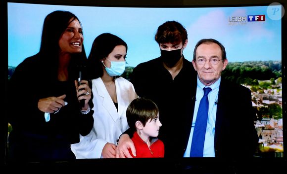 Sa famille, sa femme Nathalie Marquay, leur fils Tom Pernaut, Lou Pernaut et son petit Fils Léo - Dernier JT de Jean-Pierre Pernaut sur TF1 aprés 33 ans de présentation. Paris, le 18 Décembre 2020. © Dominique Jacovides / Bestimage.