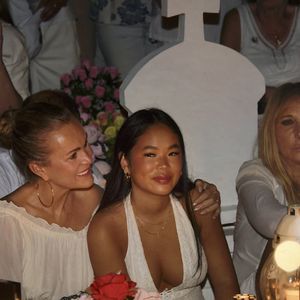 Exclusif - Laeticia Hallyday avec Joy, Carole Gruson (fondatrice du Ti St Barth) et les amis fidèles lors de la cérémonie pour la commémoration du 7ème anniversaire de la mort de Johnny Hallyday au cimetière de Lorient à Saint Barthélemy, Antilles françaises, France, le 5 décembre 2024. © Xavier Merchet-Thau/Bestimage