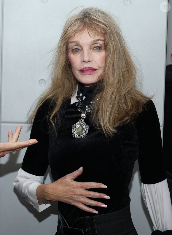 Exclusif - Arielle Dombasle - Vernissage de l'exposition "Liaisons dangereuses & Métamorphoses" du créateur Elie Top à l'occasion de ses 10 ans de création chez Christie's à Paris le 27 janvier 2025. © Denis Guignebourg/BestImage