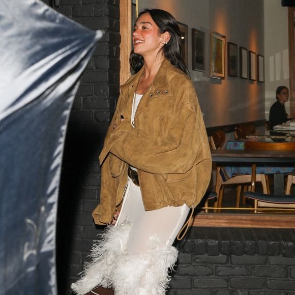 La chanteuse et compositrice Dua Lipa est vue après un dîner élégant avec son fiancé, Callum Turner, et le musicien Andrew Wyatt à Los Angeles lors d'une soirée ensemble.
Crédit : Backgrid USA / Bestimage