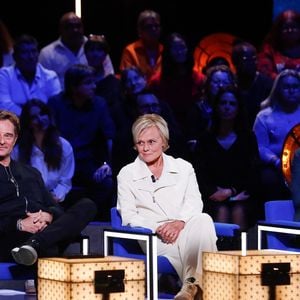 Les trois personnalités recevront chacun des surprises de la part de leurs proches ! 

Exclusif - David Hallyday, Muriel Robin, Antoine de Caunes - Enregistrement de l'émission "La Boîte à secrets", au Studio du Lendit, présentée par F.Bollaert et diffusée le 24 janvier sur France 3. Le 16 décembre 2024
© Christophe Clovis / Bestimage