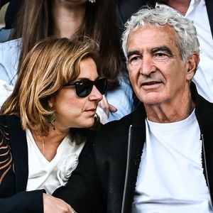 Raymond Domenech avec sa compagne dans les tribunes lors des Internationaux de France de Tennis de Roland Garros 2025. Paris, le 28 mai 2025. (© Matthieu Mirville/ZUMA Press Wire)