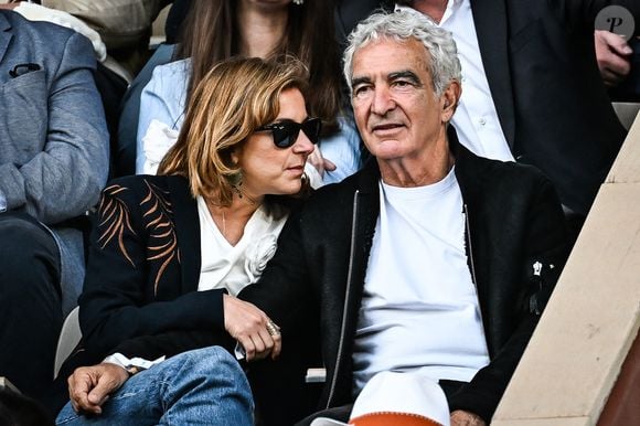 Raymond Domenech avec sa compagne dans les tribunes lors des Internationaux de France de Tennis de Roland Garros 2025. Paris, le 28 mai 2025. (© Matthieu Mirville/ZUMA Press Wire)