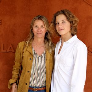 "Maman et fils, un moment parfait !", écrit sur le réseau social, en anglais, Sonia Poniatowski, que l'on voit tout sourire sur le siège arrière du bolide, juste après leur visite de l'exposition de l'artiste anglais David Hockney à la Fondation Louis-Vuitton, à Paris.

Sarah Poniatowski et son fils Roman - Personnalités lors des Internationaux de France de Tennis de Roland Garros à Paris. Le 1er juin 2022. © Dominique Jacovides / Bestimage