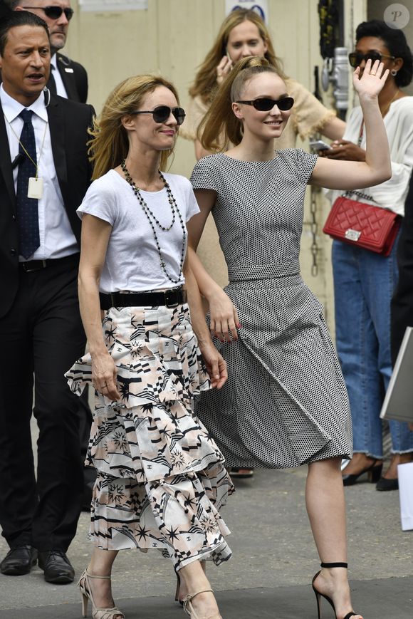Vanessa Paradis (épouse Benchetrit) et sa fille Lily-Rose Depp - Sorties du défilé de mode "Chanel", collection Haute-Couture automne-hiver 2018/2019, à Paris. Le 3 juillet 2018. Agence / Bestimage