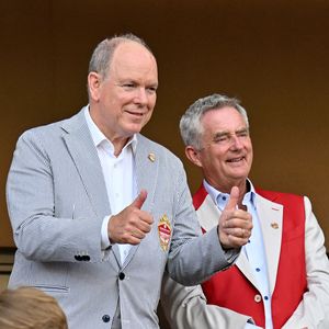 Le prince Albert II a donné le coup d'envoi avant de rejoindre la princesse Stéphanie, Pauline Ducruet et Camille Gottlieb en tribunes.

Le prince Albert II de Monaco et Jacky Ickx lors du match de football caritatif au stade Louis II de Monaco opposant les Barbagiuans aux pilotes de l'équipe Nazionale Piloti dans le cadre de la "Racing Stars Football Cup" le 3 juin 2026.

© Bruno Bebert / Bestimage