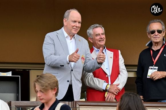 Le prince Albert II a donné le coup d'envoi avant de rejoindre la princesse Stéphanie, Pauline Ducruet et Camille Gottlieb en tribunes.

Le prince Albert II de Monaco et Jacky Ickx lors du match de football caritatif au stade Louis II de Monaco opposant les Barbagiuans aux pilotes de l'équipe Nazionale Piloti dans le cadre de la "Racing Stars Football Cup" le 3 juin 2026.

© Bruno Bebert / Bestimage