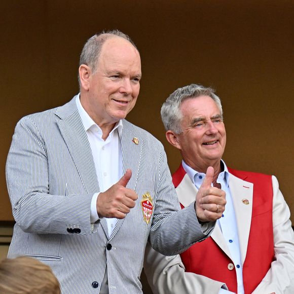 Le prince Albert II a donné le coup d'envoi avant de rejoindre la princesse Stéphanie, Pauline Ducruet et Camille Gottlieb en tribunes.

Le prince Albert II de Monaco et Jacky Ickx lors du match de football caritatif au stade Louis II de Monaco opposant les Barbagiuans aux pilotes de l'équipe Nazionale Piloti dans le cadre de la "Racing Stars Football Cup" le 3 juin 2026.

© Bruno Bebert / Bestimage