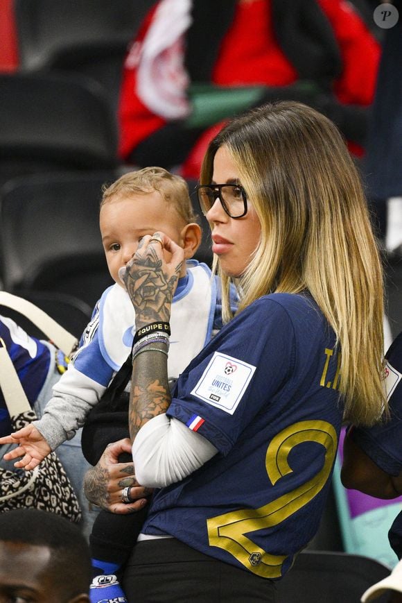 Une très bonne nouvelle pour Théo Hernandez et Zoe Cristofoli, qui viennent d’accueillir une petite fille, née le même jour que son grand frère

Zoe Cristofoli, compagne de Théo Hernandez et leur enfant - People et joueurs en famille dans les tribunes lors du match de demi-finale "France - Maroc" lors de la Coupe du Monde 2022 au Qatar (FIFA World Cup Qatar 2022). © JB Autissier / Panoramic / Bestimage