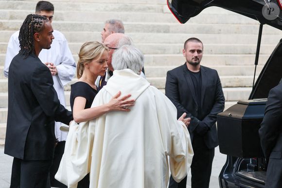 Audrey Crespo-Mara et son fils Sékou - Sorties des obsèques de Thierry Ardisson en l’église Saint-Roch de Paris, France, le 17 juillet 2025. © Clovis-Jacovides/Bestimage