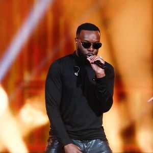 Gims lors de l’émission "La grande soirée du 31 décembre de Paris" diffusée sur France 2 sur les Champs-Elysées à Paris, France, le 31 décembre 2024.  © Clovis-Tribeca/Bestimage