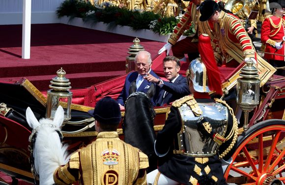 Le couple présidentiel français a été plutôt généreux et n'a pas lésiné sur les cadeaux ! 

Le roi Charles III d'Angleterre, Camilla Parker Bowles, reine consort d'Angleterre, le prince William, prince de Galles, et Catherine (Kate) Middleton, princesse de Galles, accueillent le couple présidentiel français le président Emmanuel Macron et sa femme la Première Dame Brigitte Macron sur Datchet road à Windsor, Royaume Uni, le 8 juillet 2025. © Dominique Jacovides/Bestimage