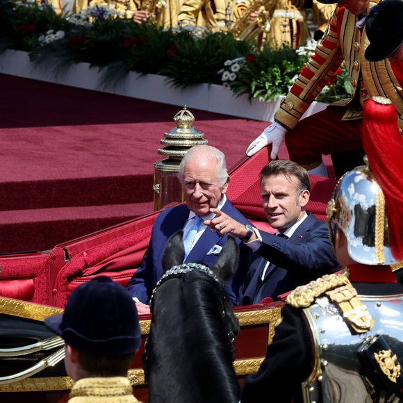 Le couple présidentiel français a été plutôt généreux et n'a pas lésiné sur les cadeaux ! 

Le roi Charles III d'Angleterre, Camilla Parker Bowles, reine consort d'Angleterre, le prince William, prince de Galles, et Catherine (Kate) Middleton, princesse de Galles, accueillent le couple présidentiel français le président Emmanuel Macron et sa femme la Première Dame Brigitte Macron sur Datchet road à Windsor, Royaume Uni, le 8 juillet 2025. © Dominique Jacovides/Bestimage