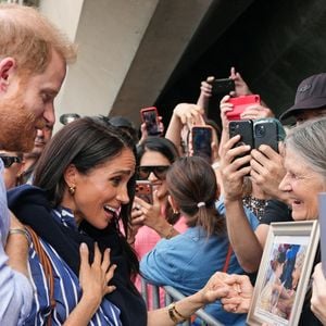 Le duc et la duchesse de Sussex une photo encadrée de Harry aux côtés de sa mère, Daphne Dunn, alors qu'ils arrivent aux marches « Man O'War », à côté de l'Opéra de Sydney, lors du quatrième jour de leur voyage royal en Australie. Date de la photo : vendredi 17 avril 2026. Crédit photo : Jonathan Brady/PA Wire